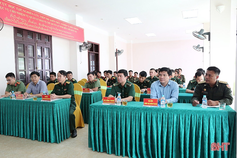 Giúp cán bộ quân đội Bolikhămxay nâng cao nghiệp vụ biên phòng