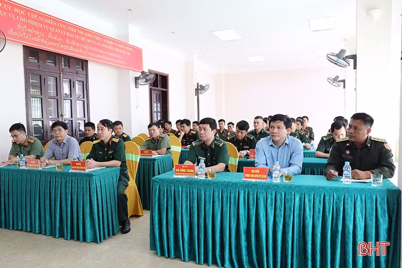 Giúp cán bộ quân đội Bolikhămxay nâng cao nghiệp vụ biên phòng