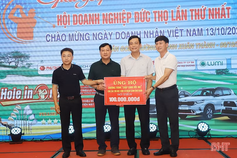 Giải Golf Hội Doanh nghiệp Đức Thọ huy động 1,15 tỷ đồng hỗ trợ học sinh nghèo