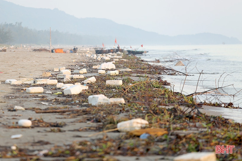 Sau đợt mưa lớn, rác thải “bủa vây” bãi biển Thạch Hải