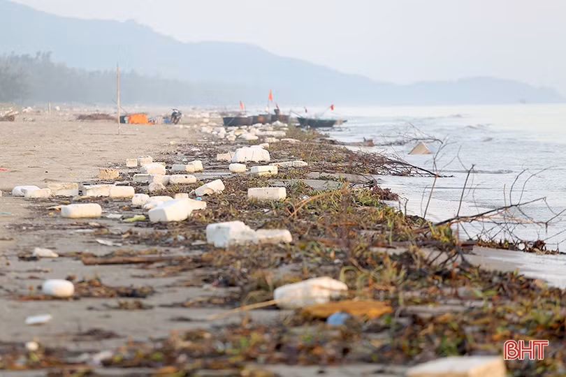 Sau đợt mưa lớn, rác thải “bủa vây” bãi biển Thạch Hải