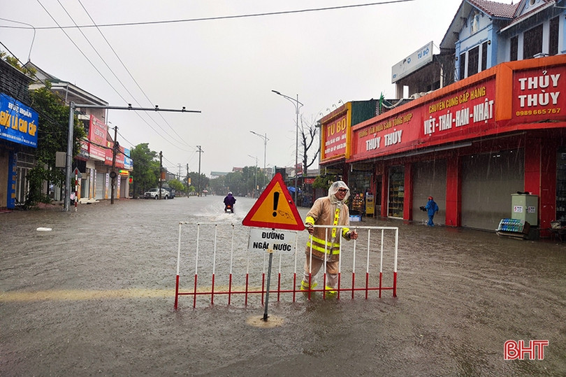 CSGT cảnh báo không di chuyển vào các tuyến đường ngập nước