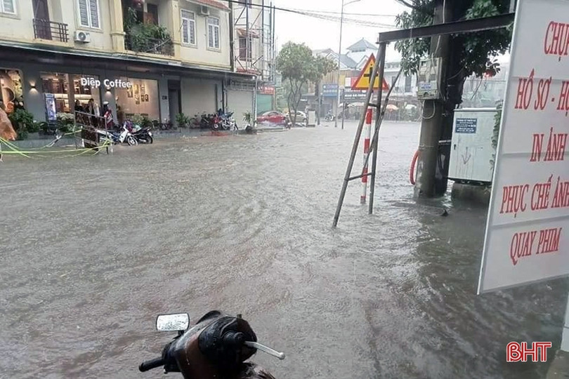 CSGT cảnh báo không di chuyển vào các tuyến đường ngập nước