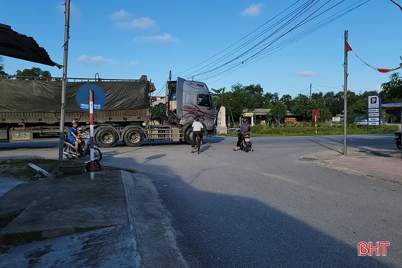 Bất an khi qua ngã tư QL15B với đường liên xã Tượng - Lạc