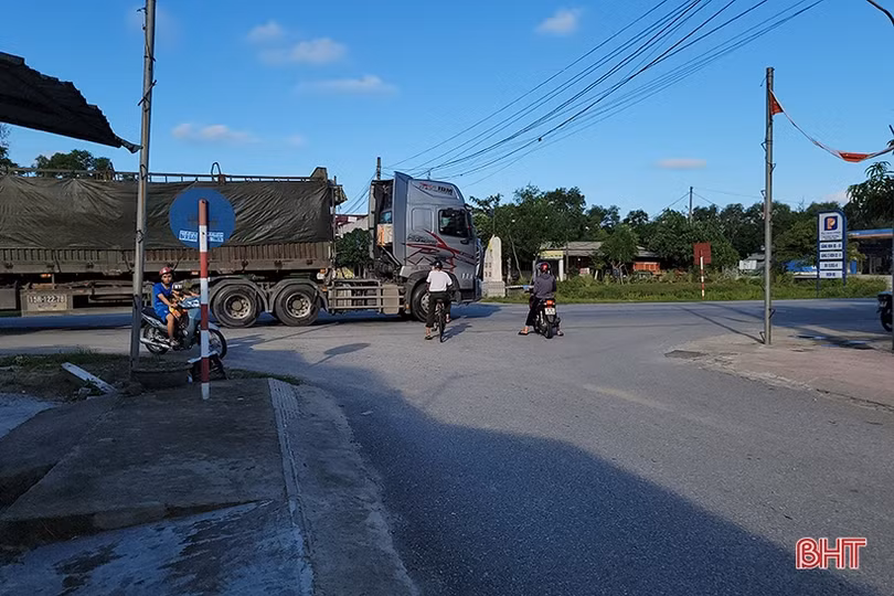Bất an khi qua ngã tư QL15B với đường liên xã Tượng - Lạc