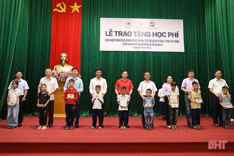 Trao 143 suất học bổng cho học sinh thị xã Kỳ Anh
