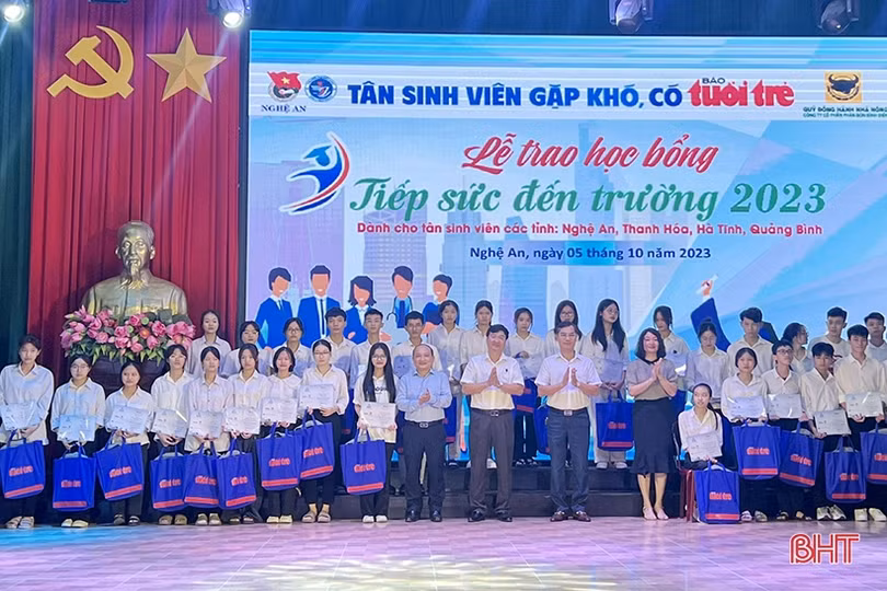 20 tân sinh viên Hà Tĩnh được nhận học bổng “Tiếp sức đến trường”
