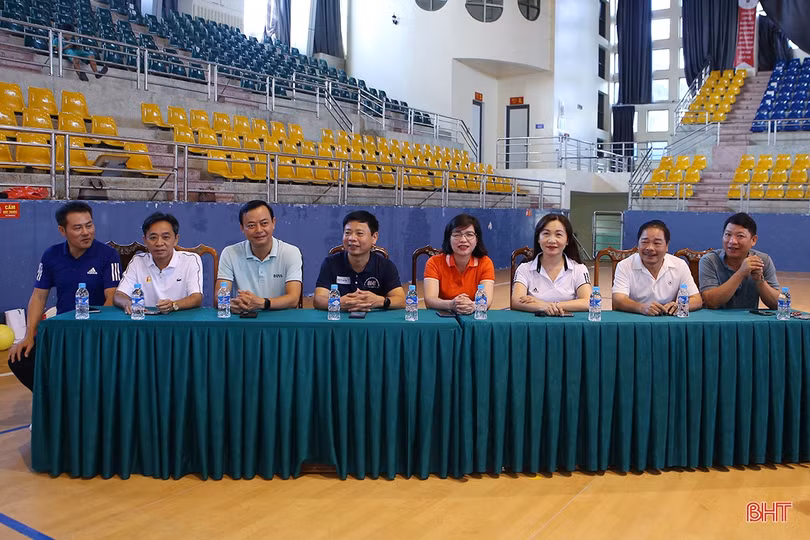 Hàng trăm VĐV tranh tài giải bóng chuyền các cơ quan, đơn vị