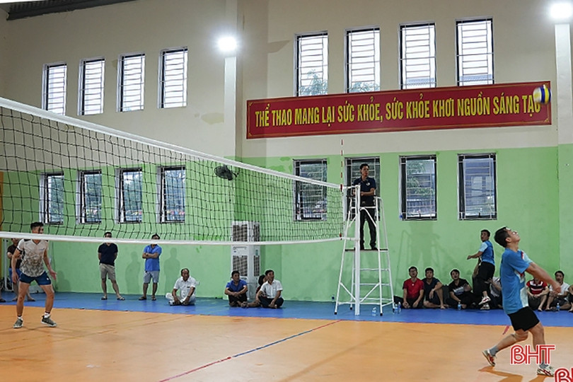 Hội Doanh nghiệp TP Hà Tĩnh vô địch giải bóng chuyền đệm đôi nam