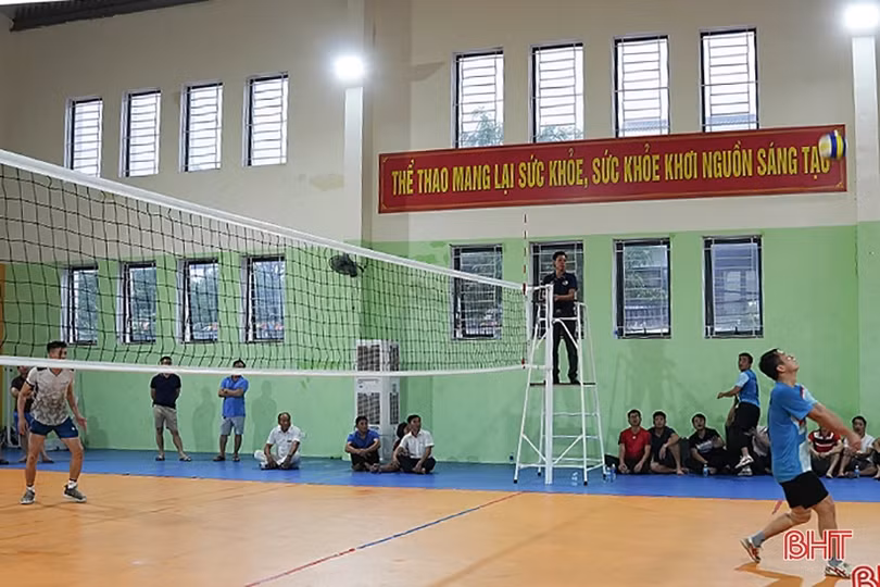 Hội Doanh nghiệp TP Hà Tĩnh vô địch giải bóng chuyền đệm đôi nam