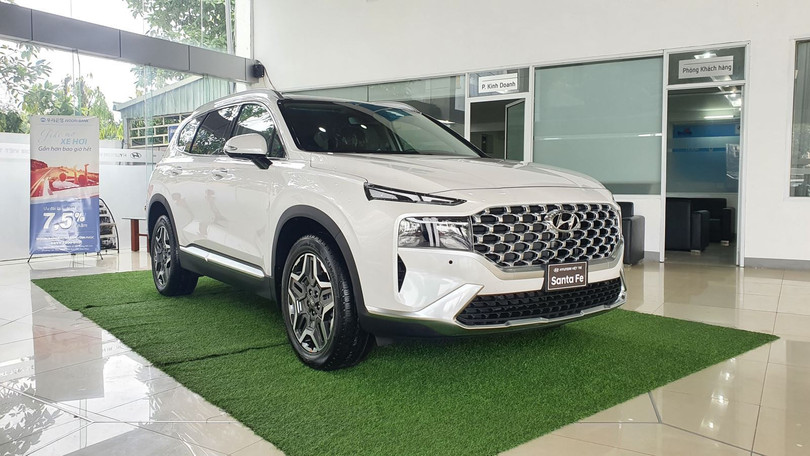 Giá ô tô chạm đáy mới, giảm sâu hơn 500 triệu đồng
