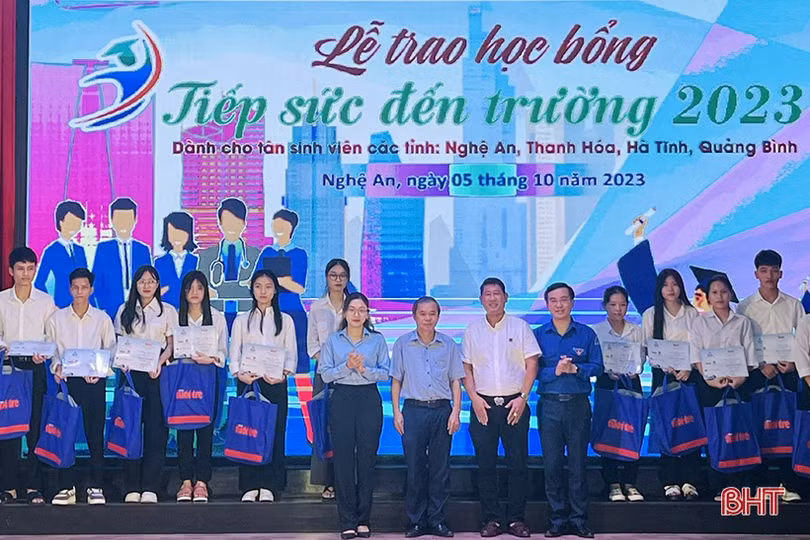 20 tân sinh viên Hà Tĩnh được nhận học bổng “Tiếp sức đến trường”