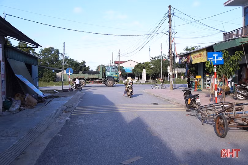 Bất an khi qua ngã tư QL15B với đường liên xã Tượng - Lạc