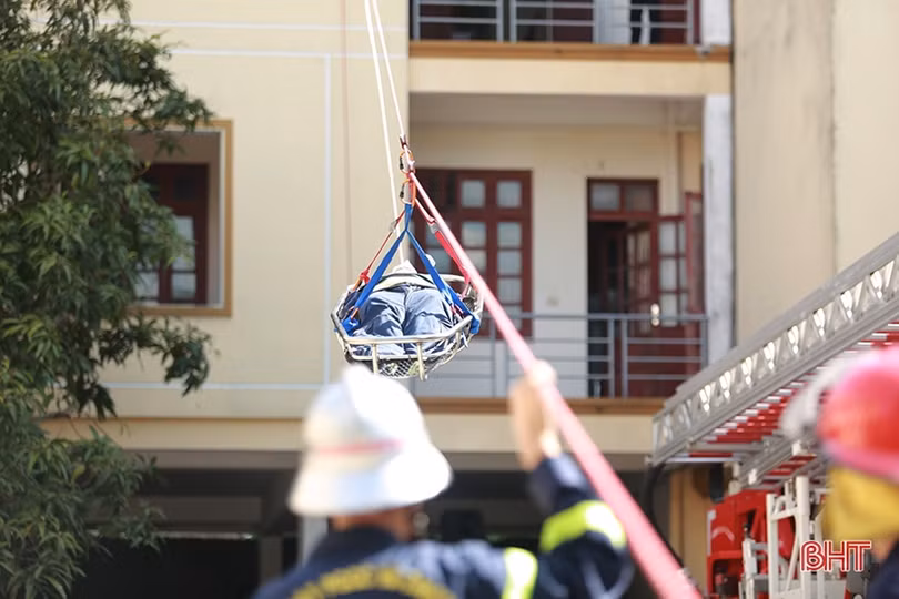 Người dân Hà Tĩnh trải nghiệm thực hành kỹ năng phòng cháy