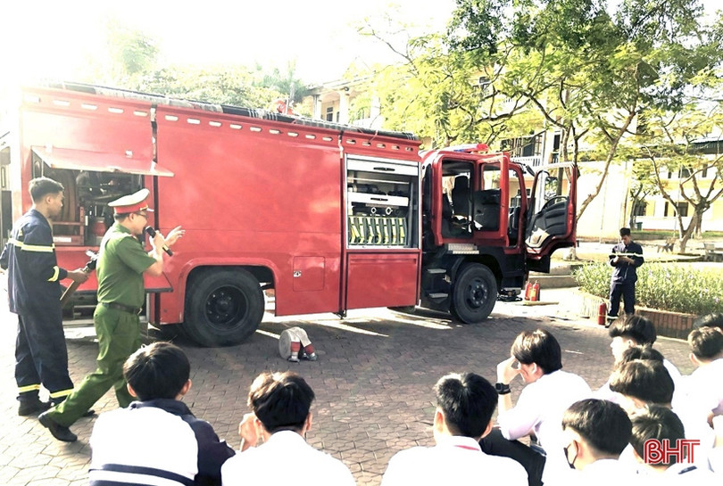 Học sinh miền núi tập làm lính cứu hỏa