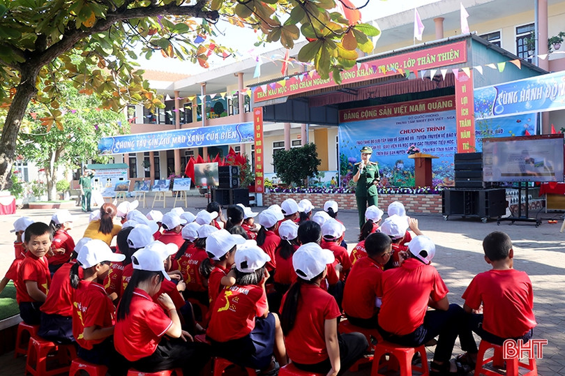 Trao tặng bộ sưu tập ảnh san hô cho các trường ven biển ở Hà Tĩnh