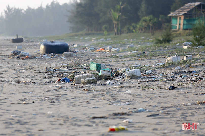 Sau đợt mưa lớn, rác thải “bủa vây” bãi biển Thạch Hải