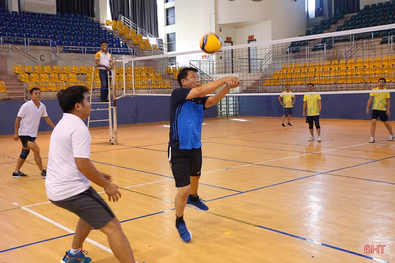 Hàng trăm VĐV tranh tài giải bóng chuyền các cơ quan, đơn vị