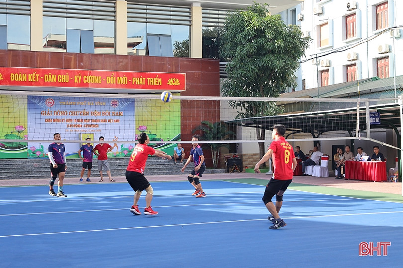 Hàng trăm VĐV tranh tài giải bóng chuyền các cơ quan, đơn vị
