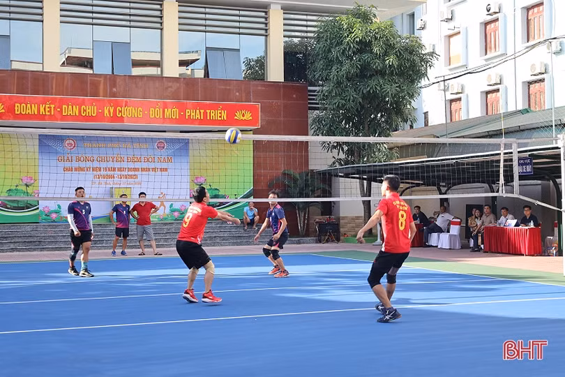 Hàng trăm VĐV tranh tài giải bóng chuyền các cơ quan, đơn vị