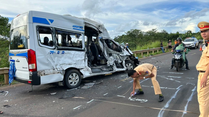 Hiện trường vụ tai nạn làm 13 người thương vong ở Đắk Lắk