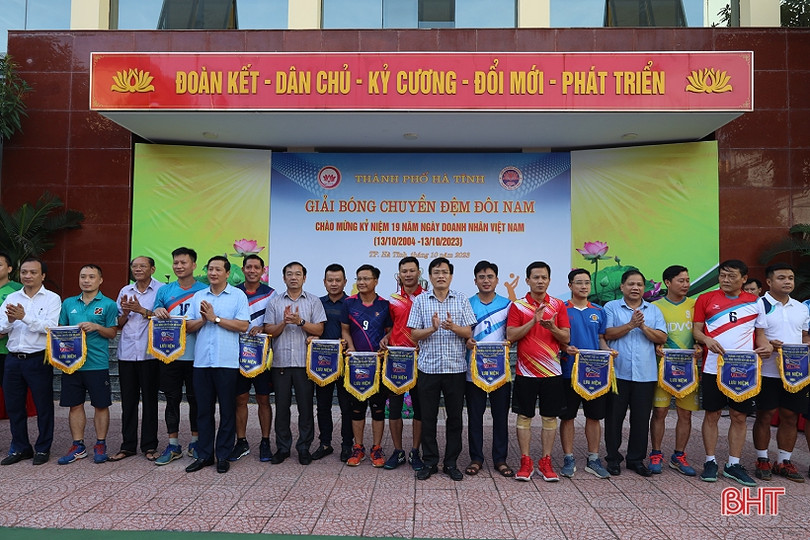 Hàng trăm VĐV tranh tài giải bóng chuyền các cơ quan, đơn vị