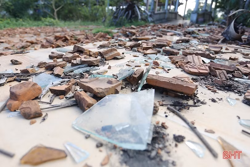 Cảnh hoang tàn của khu du lịch sinh thái tiền tỷ ở thị trấn Nghèn