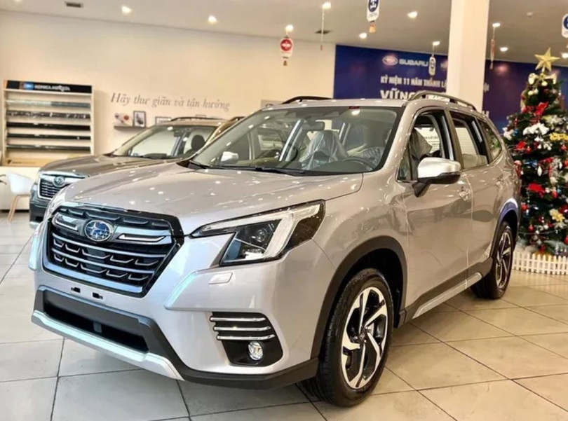 Giá ô tô chạm đáy mới, giảm sâu hơn 500 triệu đồng
