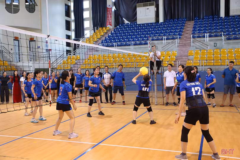 Hàng trăm VĐV tranh tài giải bóng chuyền các cơ quan, đơn vị