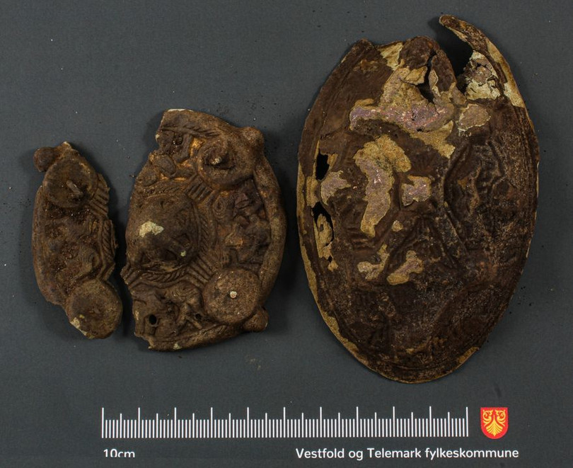 Phát hiện cổ vật 1.200 tuổi khi tìm bông tai trong vườn nhà