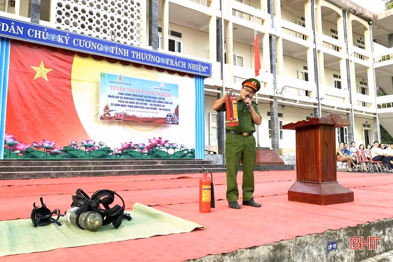 Học sinh miền núi tập làm lính cứu hỏa