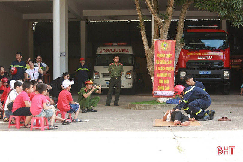 Người dân Hà Tĩnh trải nghiệm thực hành kỹ năng phòng cháy