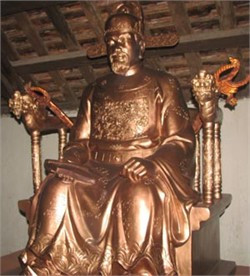 Tượng danh nhân Bùi Cầm Hổ được an vị trong khuôn viên đền thờ ông tại quê nhà - phường Đậu Liêu, thị xã Hồng Lĩnh