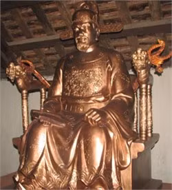 Tượng danh nhân Bùi Cầm Hổ được an vị trong khuôn viên đền thờ ông tại quê nhà - phường Đậu Liêu, thị xã Hồng Lĩnh