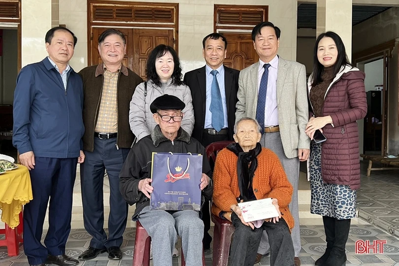 Chủ tịch Liên hiệp các Hội KHKT Việt Nam trao quà cho nhân sĩ trí thức, người dân khó khăn ở Hà Tĩnh