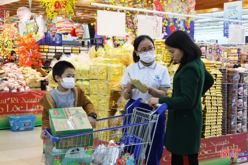Người dân Hà Tĩnh nô nức đi sắm tết