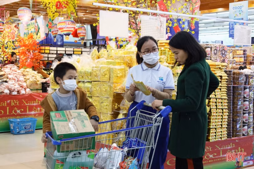 Người dân Hà Tĩnh nô nức đi sắm tết