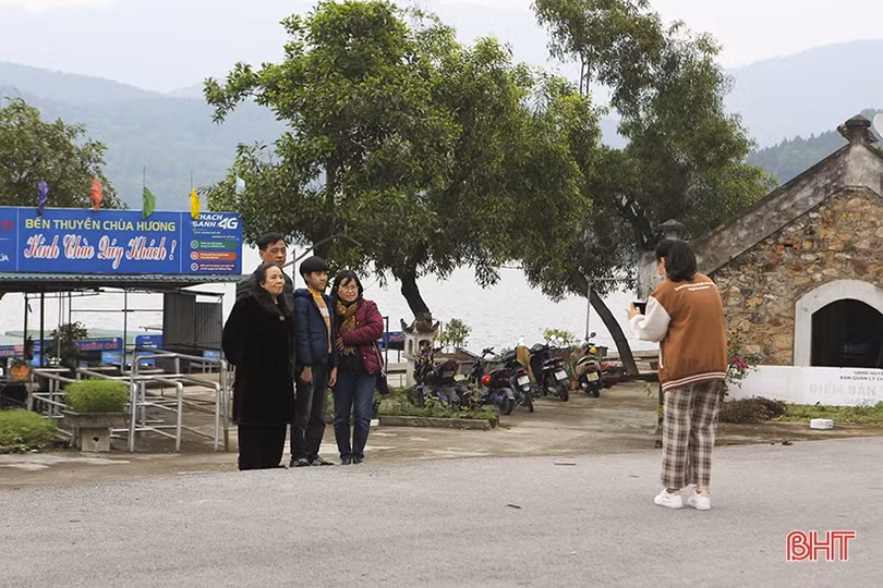 Đông đảo du khách tham quan chùa Hương Tích - Hà Tĩnh ngày đầu năm mới