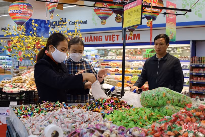 Người dân Hà Tĩnh nô nức đi sắm tết