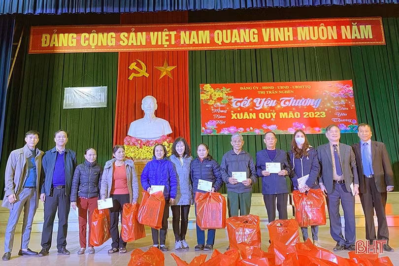 Chủ tịch Liên hiệp các Hội KHKT Việt Nam trao quà cho nhân sĩ trí thức, người dân khó khăn ở Hà Tĩnh