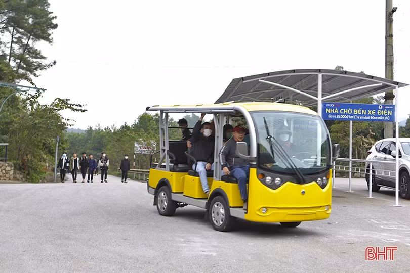 Đông đảo du khách tham quan chùa Hương Tích - Hà Tĩnh ngày đầu năm mới