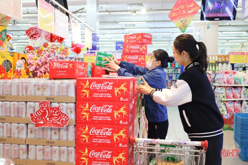 Người dân Hà Tĩnh nô nức đi sắm tết