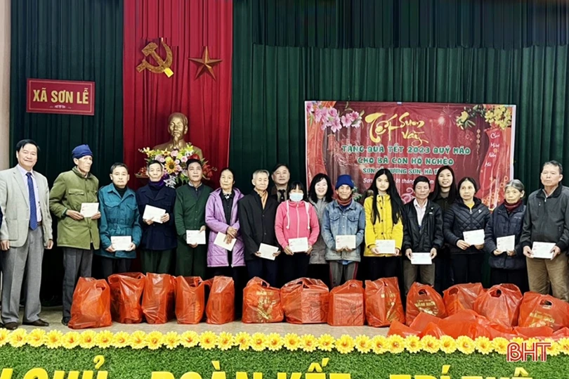 Chủ tịch Liên hiệp các Hội KHKT Việt Nam trao quà cho nhân sĩ trí thức, người dân khó khăn ở Hà Tĩnh