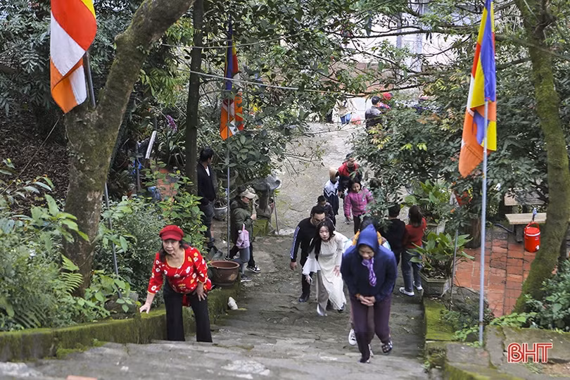 Đông đảo du khách tham quan chùa Hương Tích - Hà Tĩnh ngày đầu năm mới