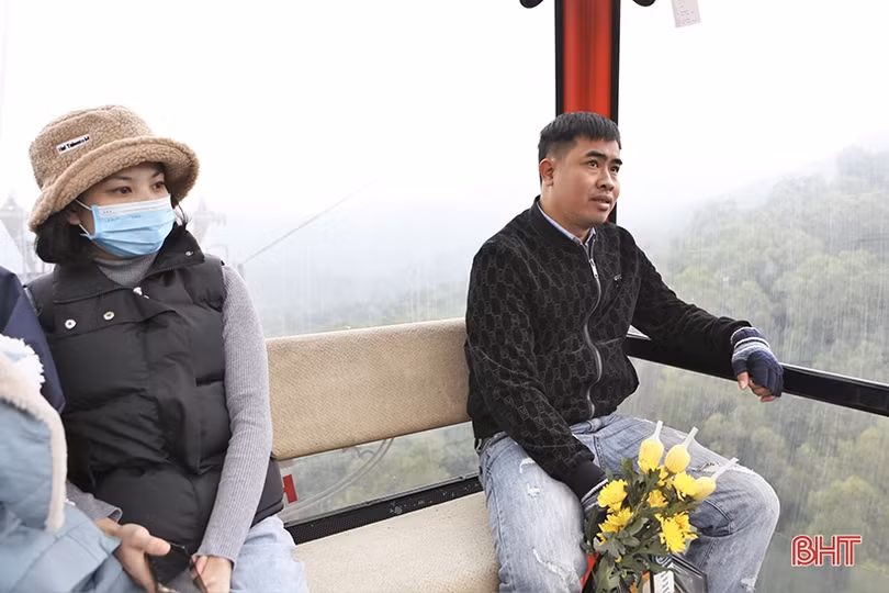 Đông đảo du khách tham quan chùa Hương Tích - Hà Tĩnh ngày đầu năm mới