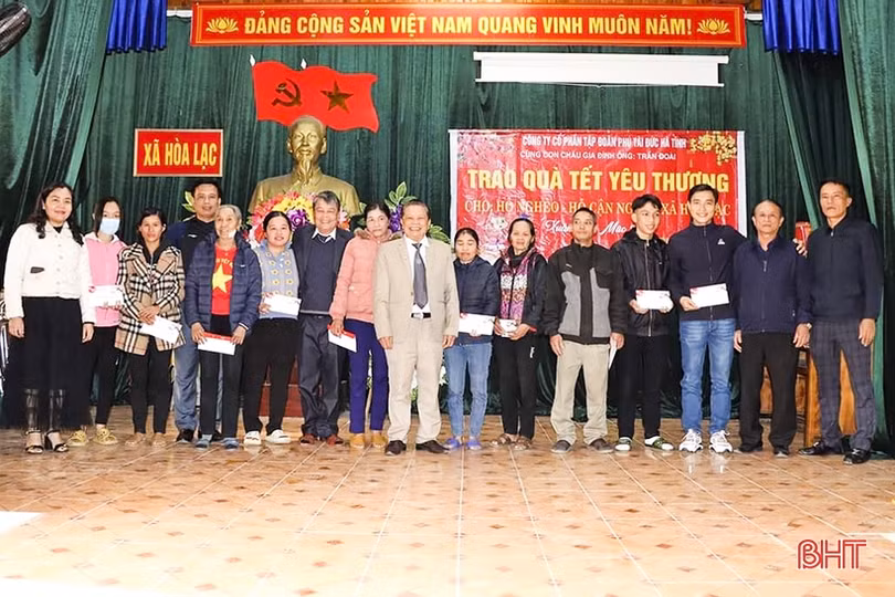 Trao 142 suất quà tết cho người nghèo ở Đức Thọ