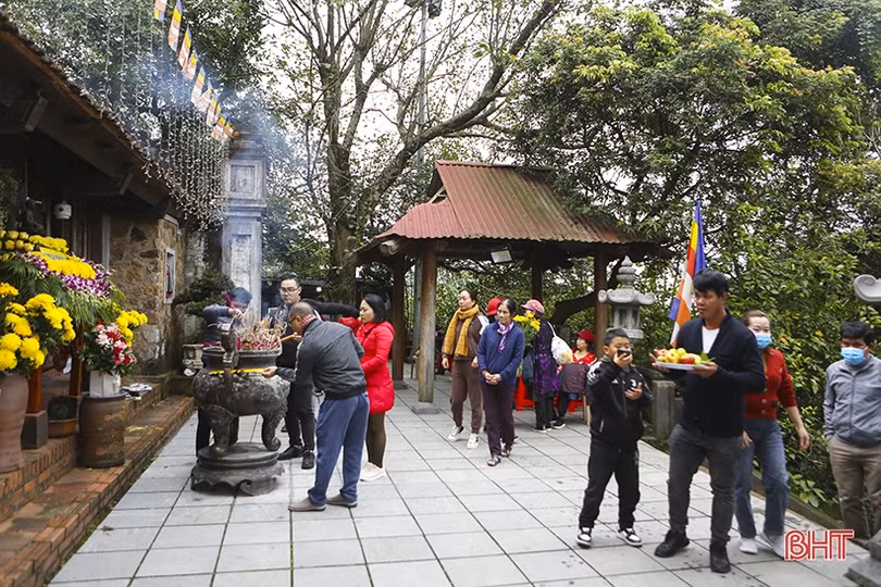Đông đảo du khách tham quan chùa Hương Tích - Hà Tĩnh ngày đầu năm mới