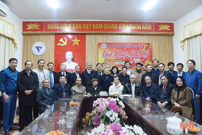 Chủ tịch Liên hiệp các Hội KHKT Việt Nam trao quà cho nhân sĩ trí thức, người dân khó khăn ở Hà Tĩnh