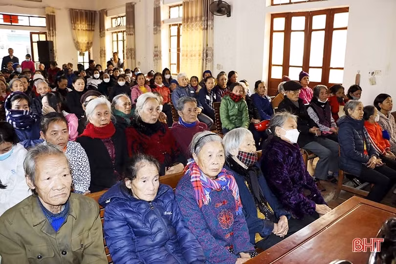 Trao 142 suất quà tết cho người nghèo ở Đức Thọ