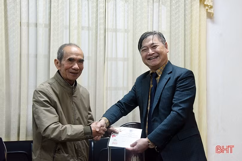 Chủ tịch Liên hiệp các Hội KHKT Việt Nam trao quà cho nhân sĩ trí thức, người dân khó khăn ở Hà Tĩnh